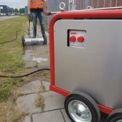 Meclean Heetwater Onkruidbestrijder Serie C 120/10 Met Weedplus -Tuingereedschaps Winkel meclean warmwater hogedrukreiniger serie c 120 10 met weedplus in actie met spuitbalk 1920w 1